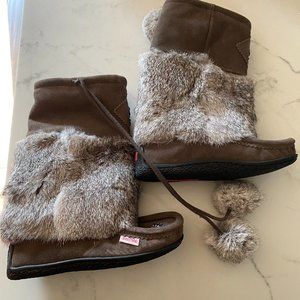 NEW softmoc suede w/ rabbit fur pom poms boots